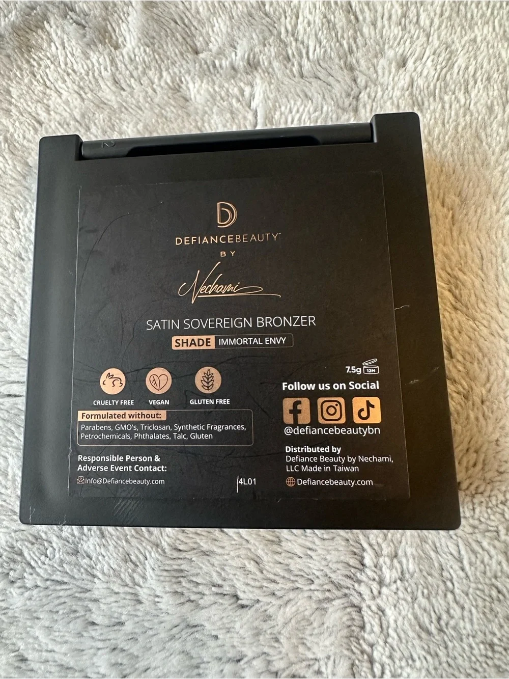 Defiance Beauty matte bronzer
